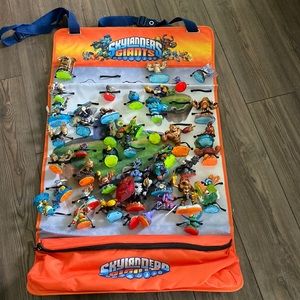 Skylanders Giants game figurine holder with 43 characters